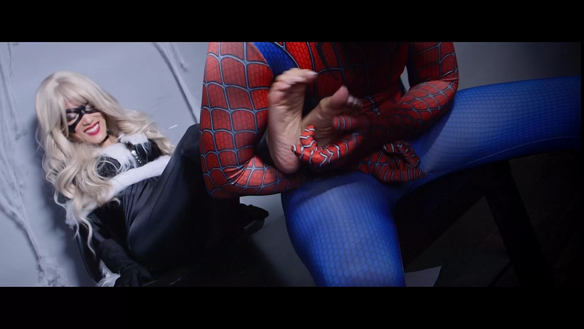 【黑猫cos-黑猫被蜘蛛侠挠脚报复】UKTickling – Black Cat & Spiderman Part 1 Captu.webp
