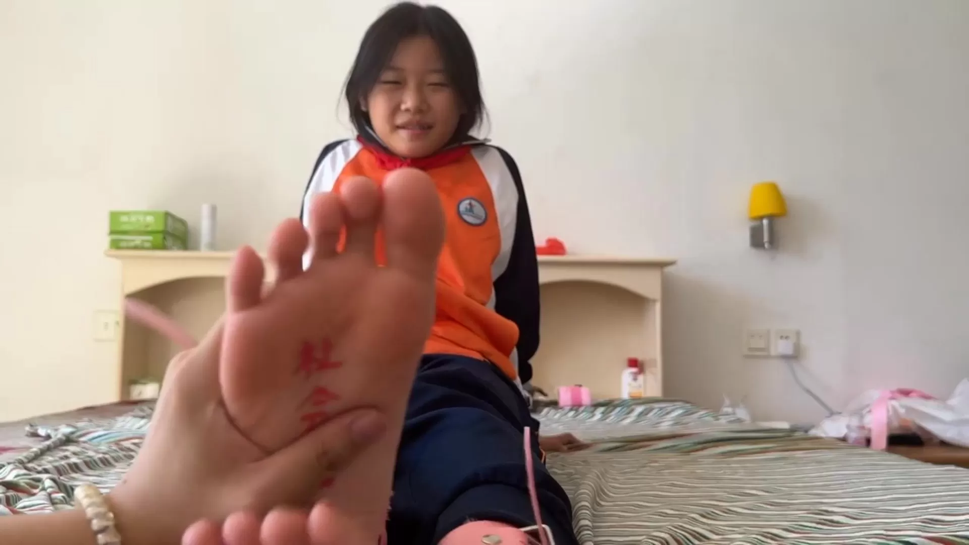 不肯说出密码的校服妹.0000 - 00-02-52.webp