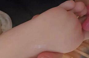 [强烈推荐]真实爽tian04年南方妹子奶香嫩脚，口感一流！